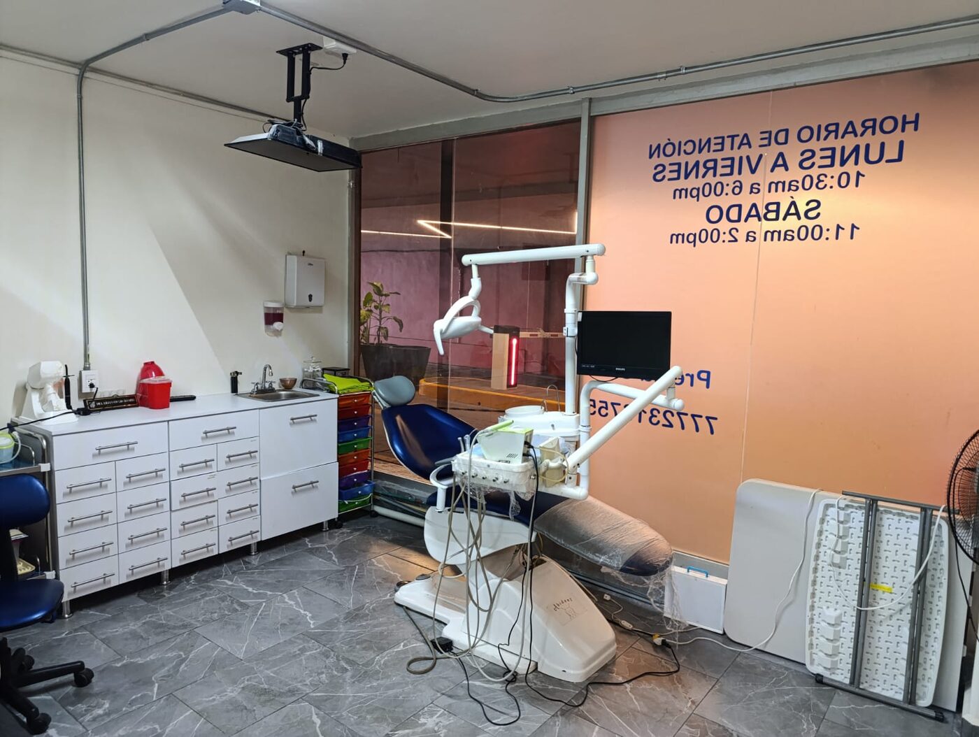 Area de trabajo e instrumental del consultorio dental