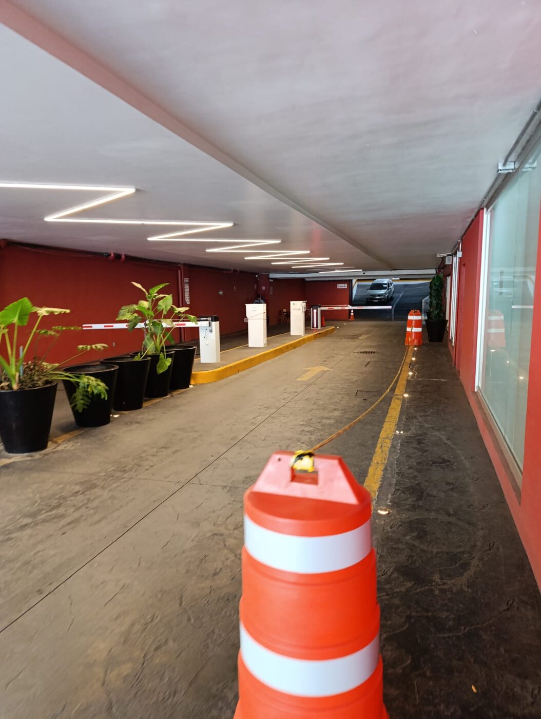 Acceso interior desde el estacionamiento hacia el consultorio