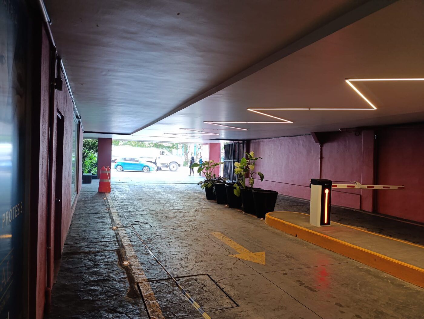 Entrada al estacionamiento desde Av. Plan de Ayala